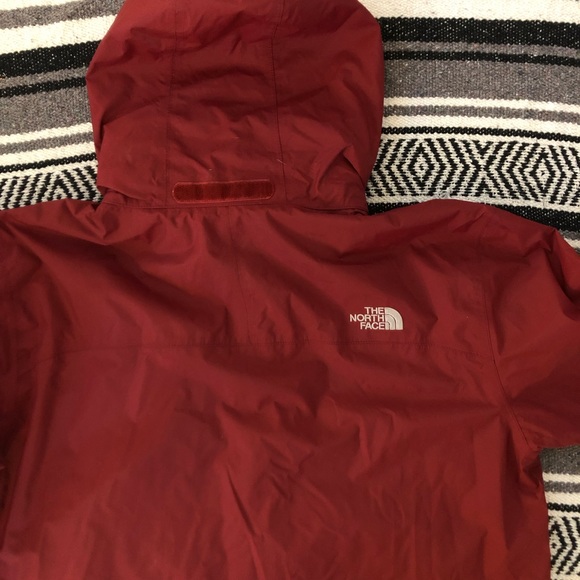 The North Face Mid-weight rain jacket. - Picture 3 of 6